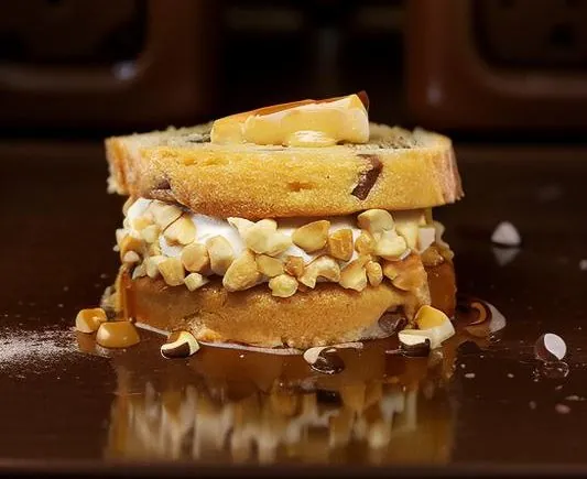 Dessert glacé aux cacahuètes et au caramel, entre deux tranches de pâtisserie